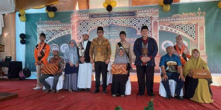 Wisuda Kelas Akhir dan Wisuda Akbar Tahfizhul Qur’an Darul Qur’an At-Tibyan Islamic Boarding School Wisuda Kelas Akhir dan Wisuda Akbar Tahfizhul Qur’an Darul Qur’an At-Tibyan Islamic Boarding School